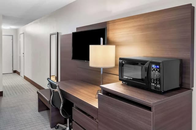 SureStay Hotel by Best Western SeaTac Airport North-标准房, 1 张特大床, 无烟房, 冰箱和微波炉 (with Sofabed)-5