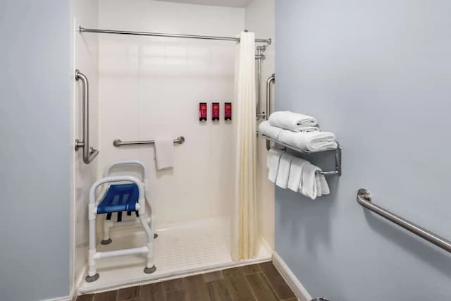 SureStay Hotel by Best Western SeaTac Airport North-标准房, 1 张大床, 无障碍, 冰箱和微波炉-8