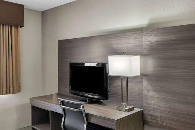 SureStay Hotel by Best Western SeaTac Airport North-标准房, 1 张大床, 无障碍, 冰箱和微波炉-4