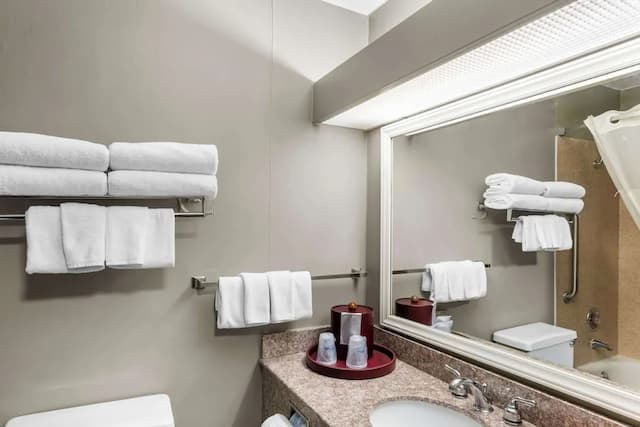 SureStay Hotel by Best Western SeaTac Airport North-标准房, 2 张大床, 无烟房, 冰箱和微波炉-3