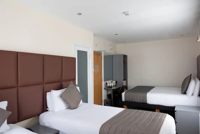 Duke of Leinster-Quadruple Room-4