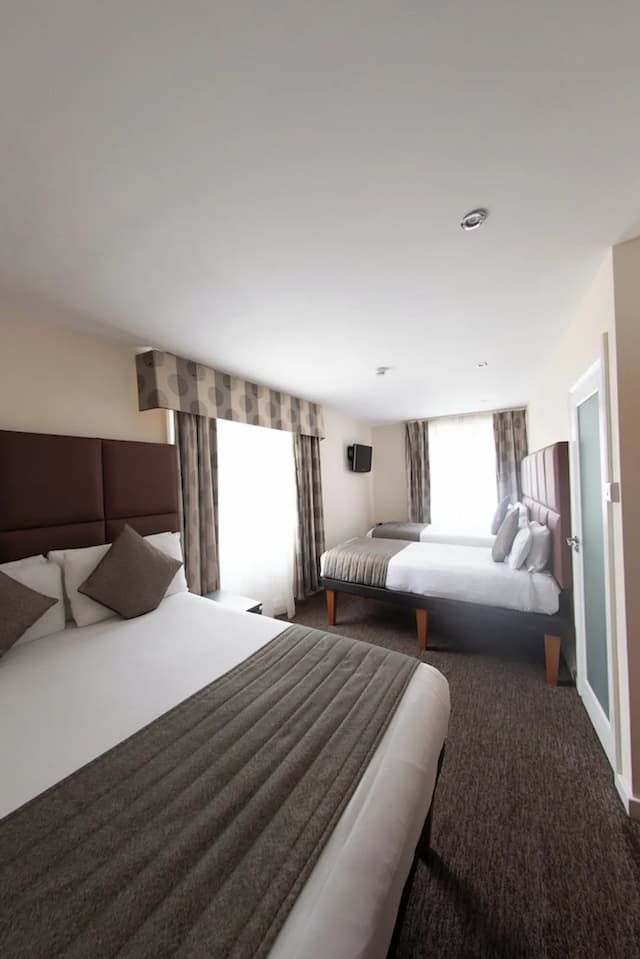 Duke of Leinster-Quadruple Room-2