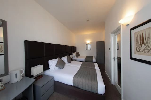 Duke of Leinster-Quadruple Room-8