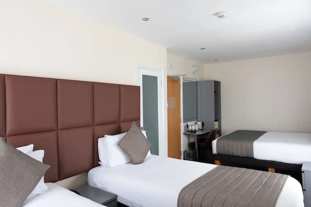 Duke of Leinster-Quadruple Room-7