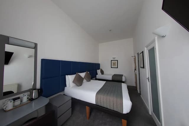 Duke of Leinster-Quadruple Room-11