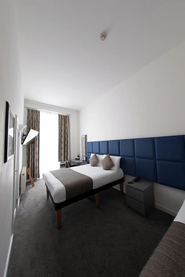 Duke of Leinster-Quadruple Room-9