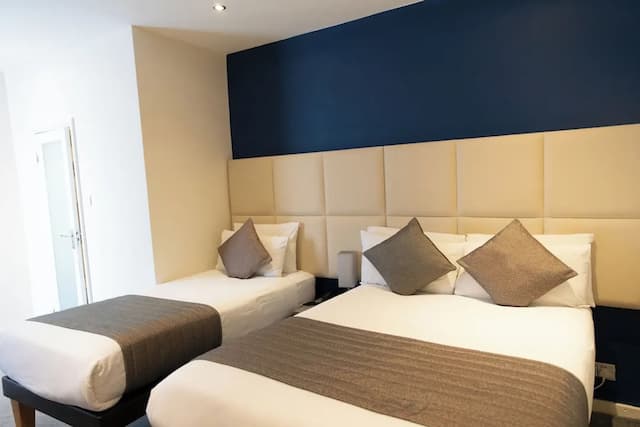 Duke of Leinster-Family Triple Room-7