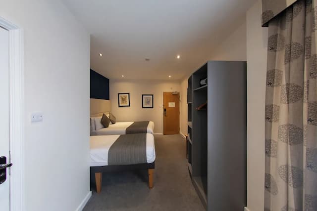 Duke of Leinster-Family Triple Room-23