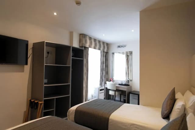 Duke of Leinster-Family Triple Room-11