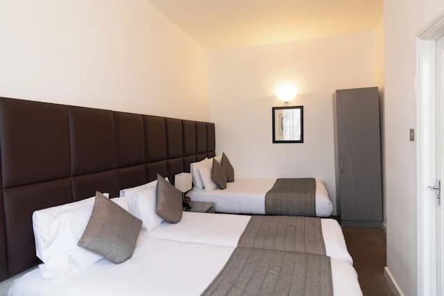 Duke of Leinster-Family Triple Room-15