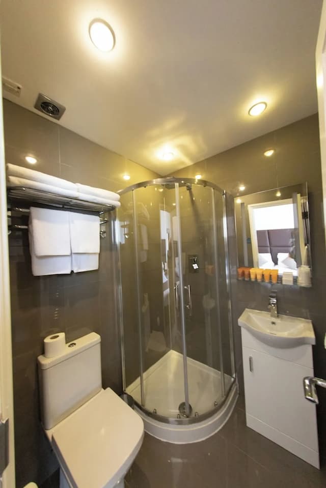 Duke of Leinster-Family Triple Room-21