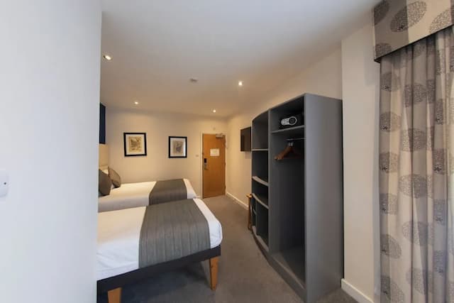 Duke of Leinster-Family Triple Room-8