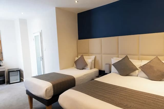 Duke of Leinster-Family Triple Room-6