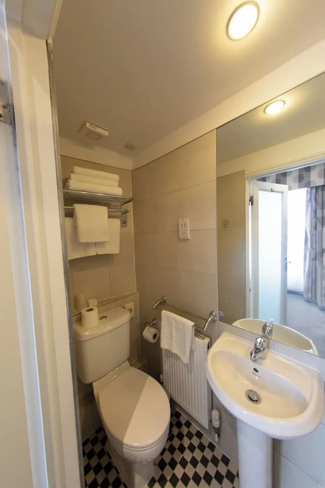 Duke of Leinster-Family Triple Room-4