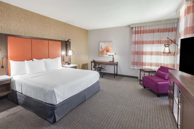 라 퀸타 인 & 스위트 바이 윈덤 휴스턴 이스트 - 셸던 로드-룸, 킹사이즈침대 1개, 장애인 지원, 금연 (Mobility,Hearing,Roll-In Shower)-3