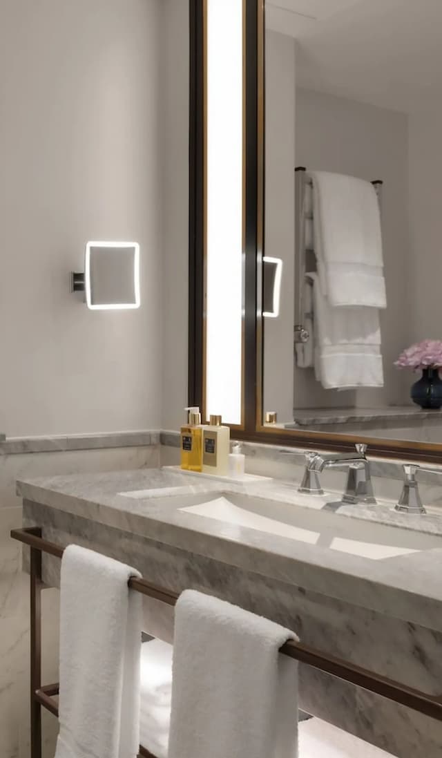 The Biltmore Mayfair-Deluxe Room, 1 King Bed (Grosvenor Square View)-3