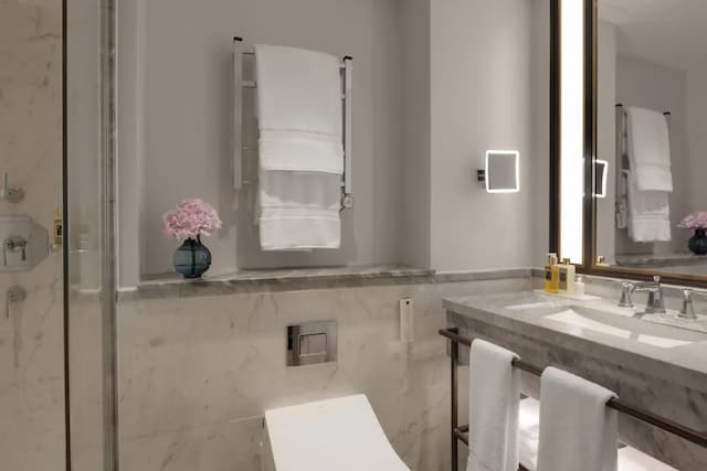 The Biltmore Mayfair-Deluxe Room, 1 King Bed (Grosvenor Square View)-4