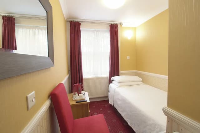 Balmoral House Hotel-Single Room (with shower only)-3