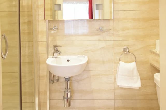 Balmoral House Hotel-Double or Twin Room-9