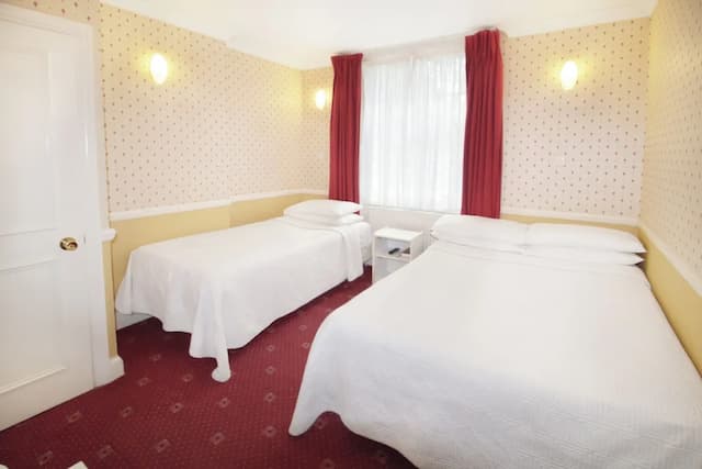 Balmoral House Hotel-Triple Room-5