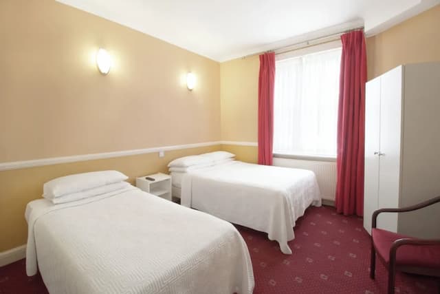 Balmoral House Hotel-Triple Room-4