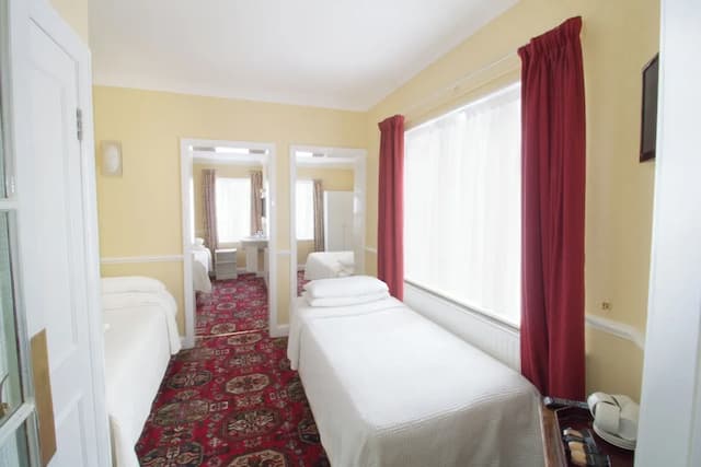 Balmoral House Hotel-Family Room-2