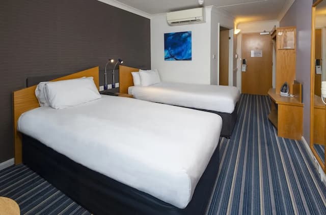Holiday Inn Express London Wandsworth by IHG-Standard Room, 2 Twin Beds (with Free Hot Breakfast)-3