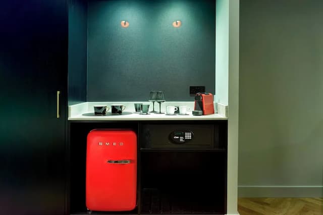 NYX Hotel London Holborn by Leonardo Hotels-Designer Executive Room - with Super King bed-2