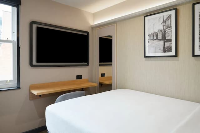 Four Points Flex by Sheraton London Euston-Room, 1 Double Bed, Corner (Corner 11sqm)-5