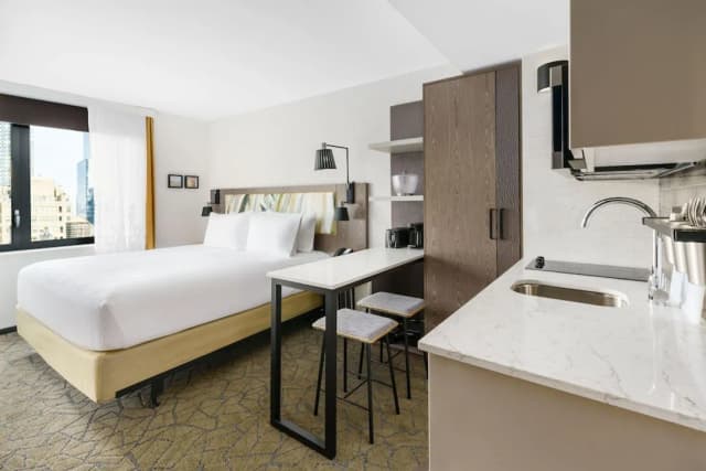 TownePlace Suites by Marriott New York Manhattan/Chelsea-開放式客房, 1 張特大雙人床, 小廚, 城市景-2
