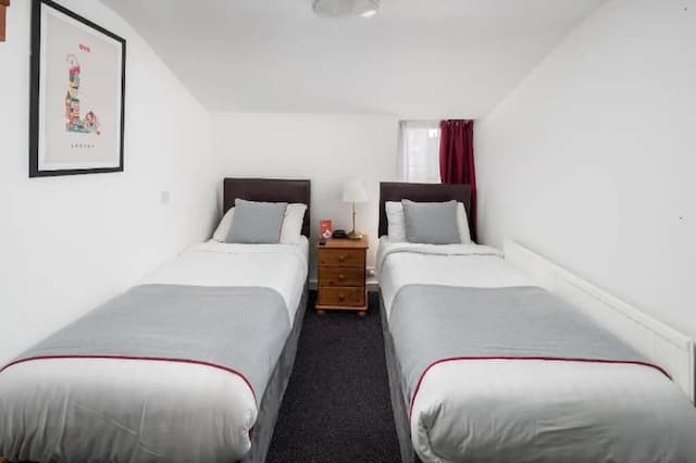Apollo Hotel Kings Cross-Standard Twin Room-1