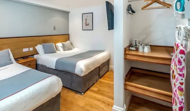 Apollo Hotel Kings Cross-Superior Quadruple Room, 2 Double Beds-4