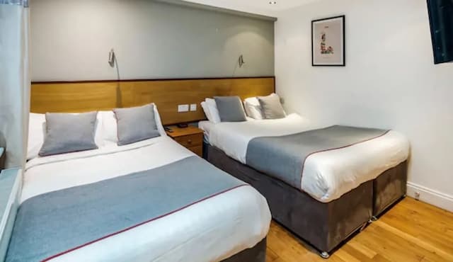 Apollo Hotel Kings Cross-Superior Quadruple Room, 2 Double Beds-3