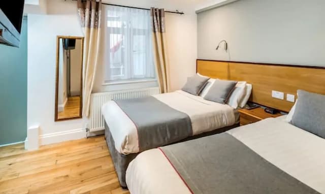 Apollo Hotel Kings Cross-Superior Quadruple Room, 2 Double Beds-5