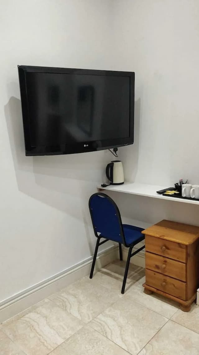 Apollo Hotel Kings Cross-Basic Double Room-4