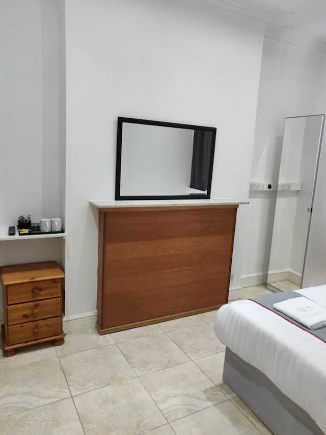 Apollo Hotel Kings Cross-Basic Double Room-1