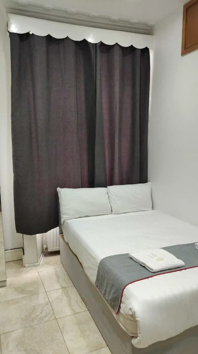 Apollo Hotel Kings Cross-Basic Double Room-5