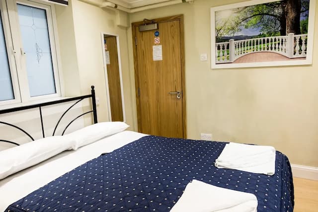 Central Hotel-Standard Double Room, Ensuite-6