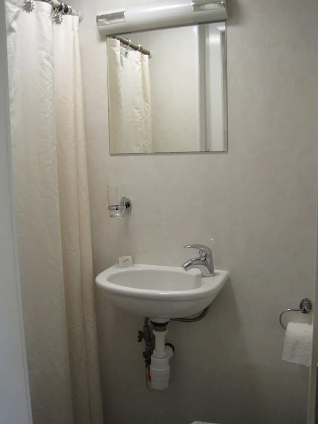 Central Hotel-Standard Double Room, Ensuite-12