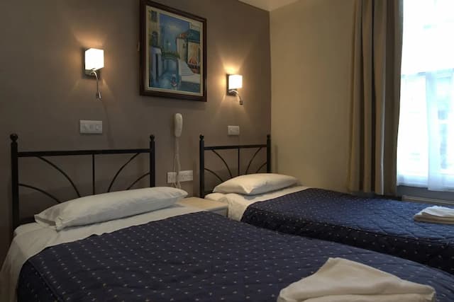 Central Hotel-Standard Twin Room, Ensuite-5