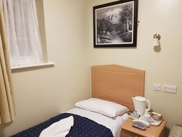 Central Hotel-Economy Single Room, Shared Bathroom-1