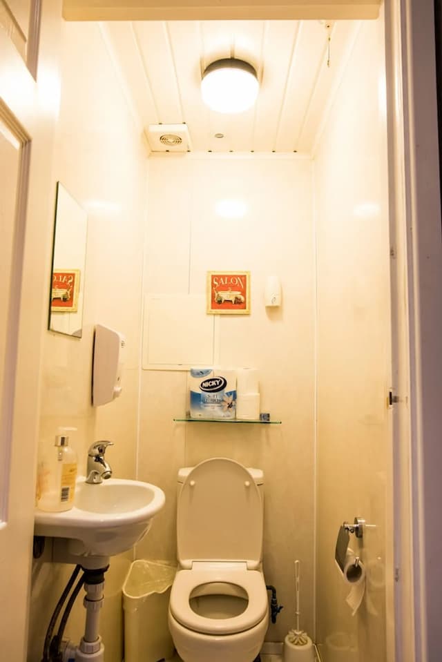 Central Hotel-Economy Single Room, Shared Bathroom-9