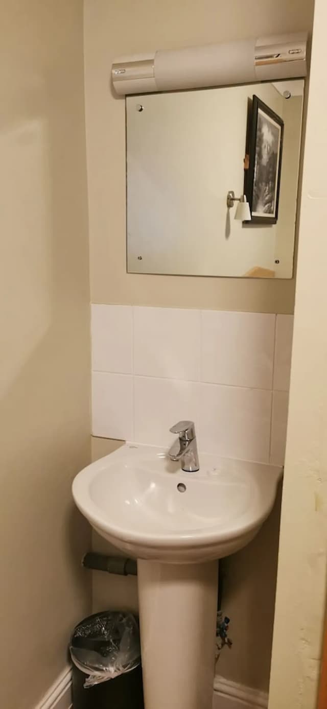 Central Hotel-Economy Single Room, Shared Bathroom-5