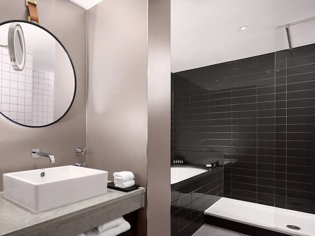 The Trafalgar St. James London, Curio Collection by Hilton-Suite (Railton)-2