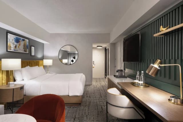 voco Chicago Downtown - Riverwalk by IHG-尊荣客房, 1 张特大床, 通行无障碍 (Chicago Skyline View)-4