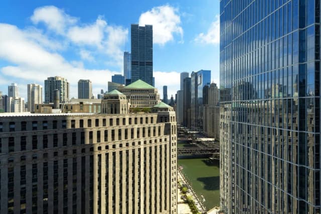 voco Chicago Downtown - Riverwalk by IHG-尊荣客房, 1 张特大床, 通行无障碍 (Chicago Skyline View)-3