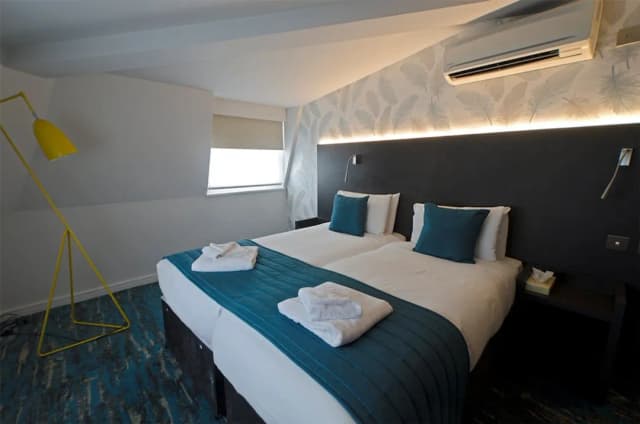 K Hotel Kensington-Twin Room-8