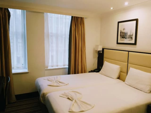 Edward Hotel Paddington-Twin Room-2