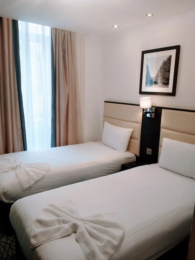 Edward Hotel Paddington-Twin Room-1