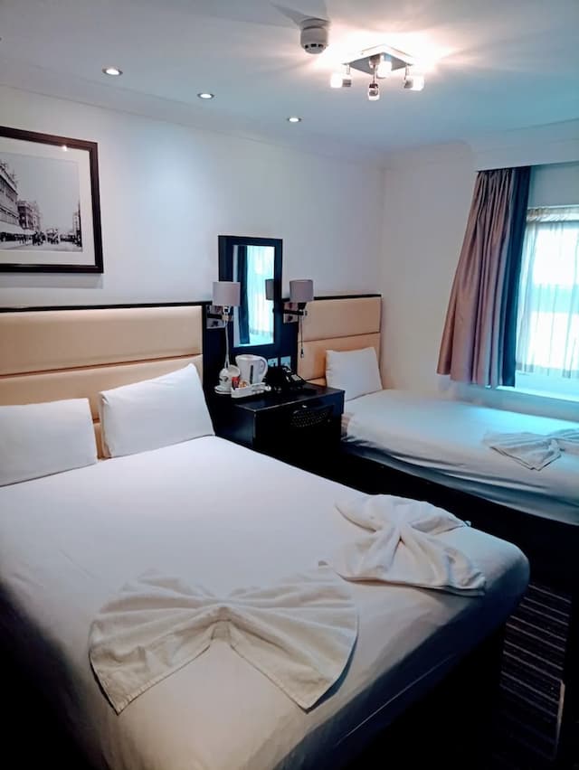 Edward Hotel Paddington-Triple Room-3